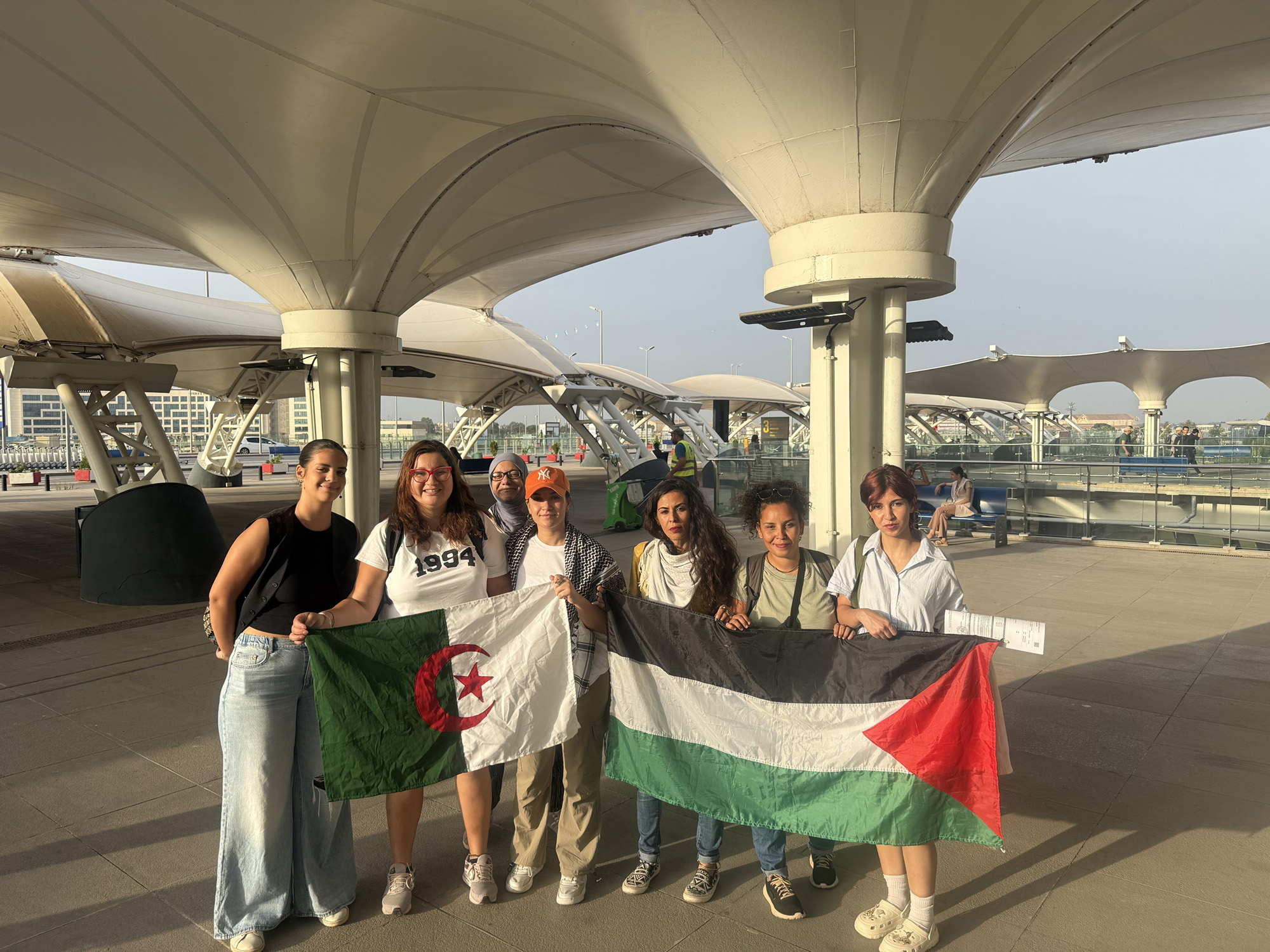 À l’aéroport d’Alger avant le départ, avec des camarades qui nous ont accompagnées.
