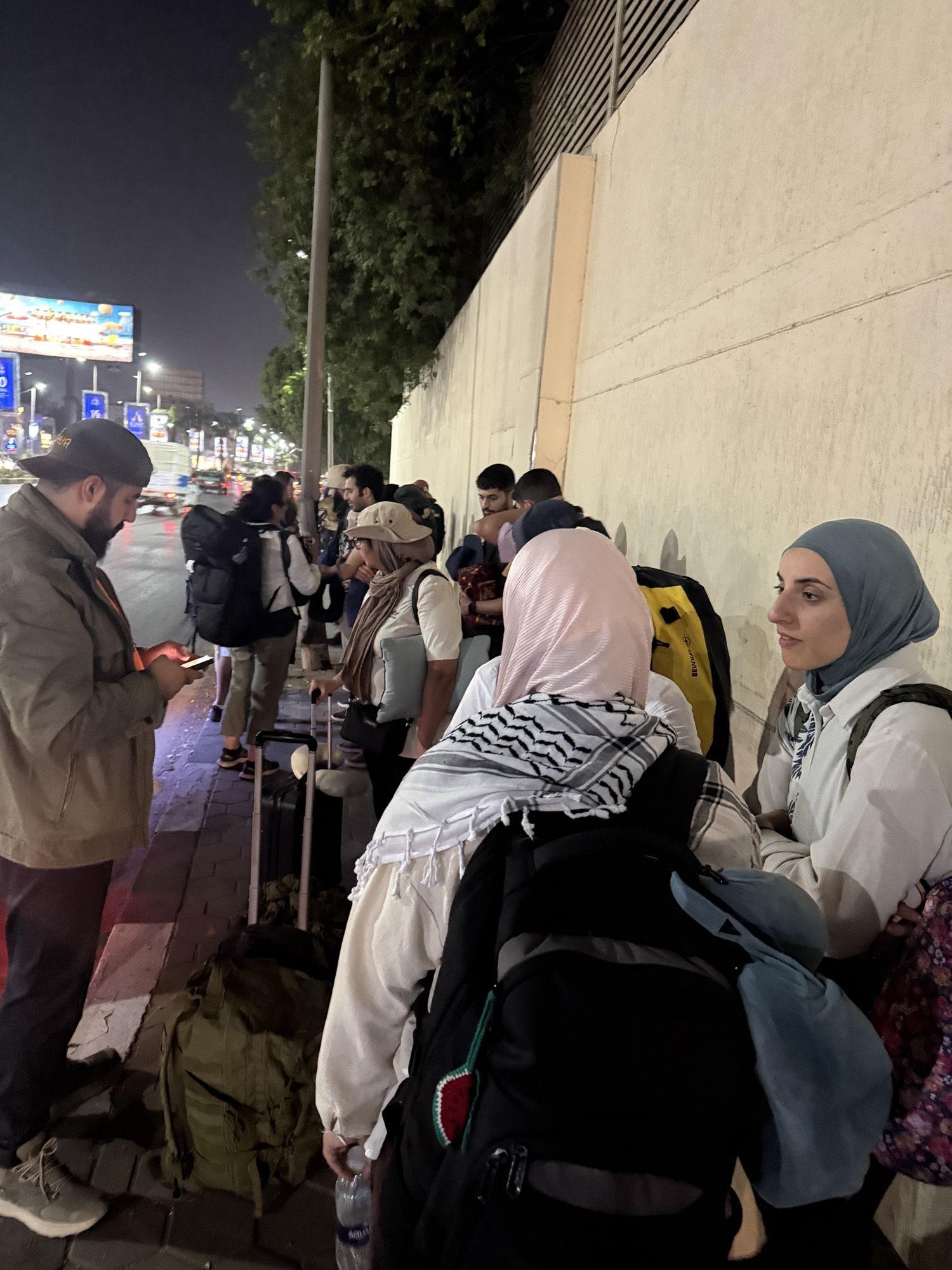 À 20 mn du centre du Caire, déposées par le bus attendant des véhicules pour nous rapprocher.