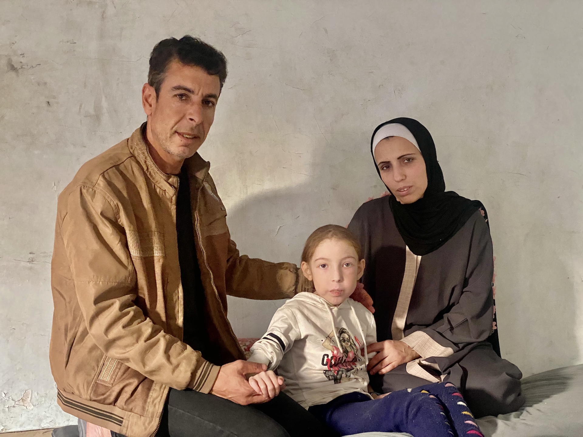 Rahaf Ayad avec ses parents dans leur maison à Gaza, le 2 mai 2025. (Ahmed Ahmed)