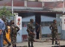  © हिमाल सुवेदी / CC BY-SA 4.0. مكتب لاستحصال الضرائب يحترق في شيتوان، التاسع من أيلول/سبتمبر 2025.