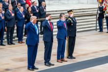 Le président américain Donald Trump dépose une gerbe sur la tombe du soldat inconnu à l'occasion du Memorial Day.