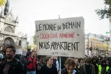 «عالم الغد، مهما حدث، هو لنا». Crédit Photo Photothèque Rouge / Martin Noda / Hans Lucas