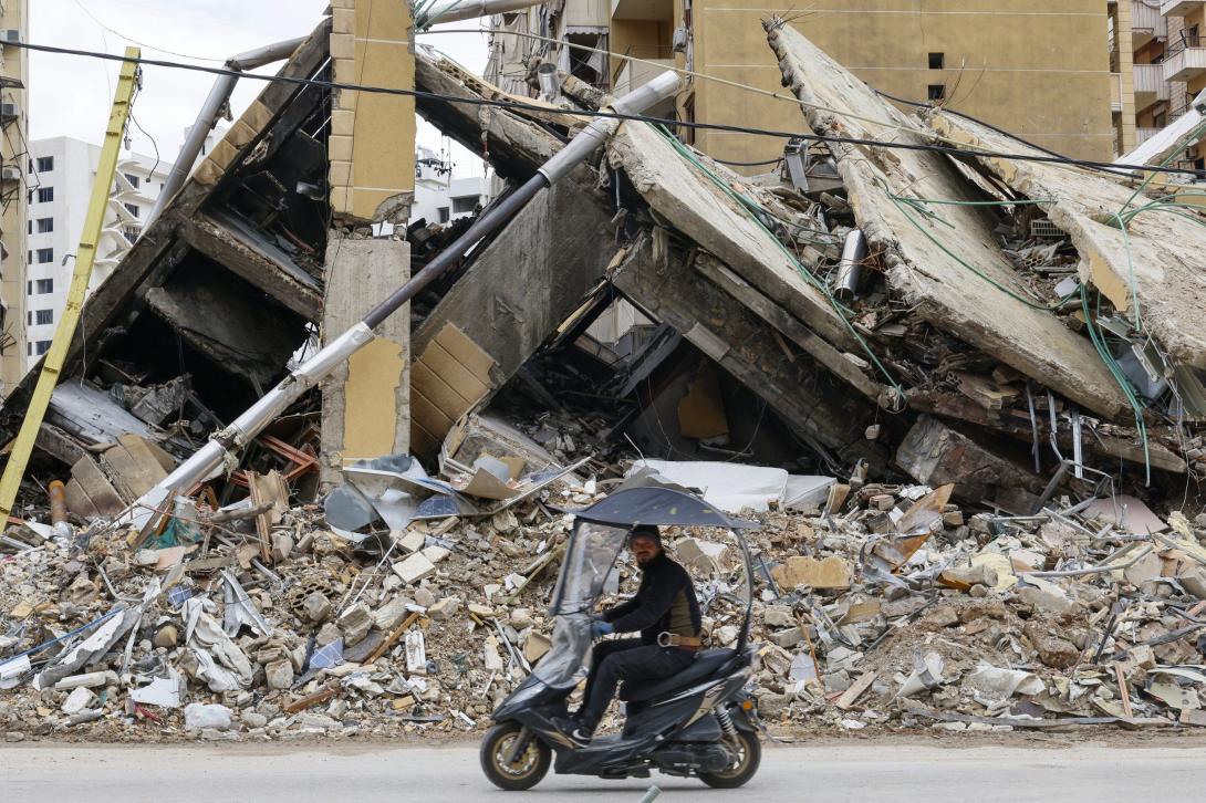Devant un immeuble détruit lors d'une frappe aérienne israélienne, dans le sud de Beyrouth, au Liban., le 25 mars 20026.  Photo EPA